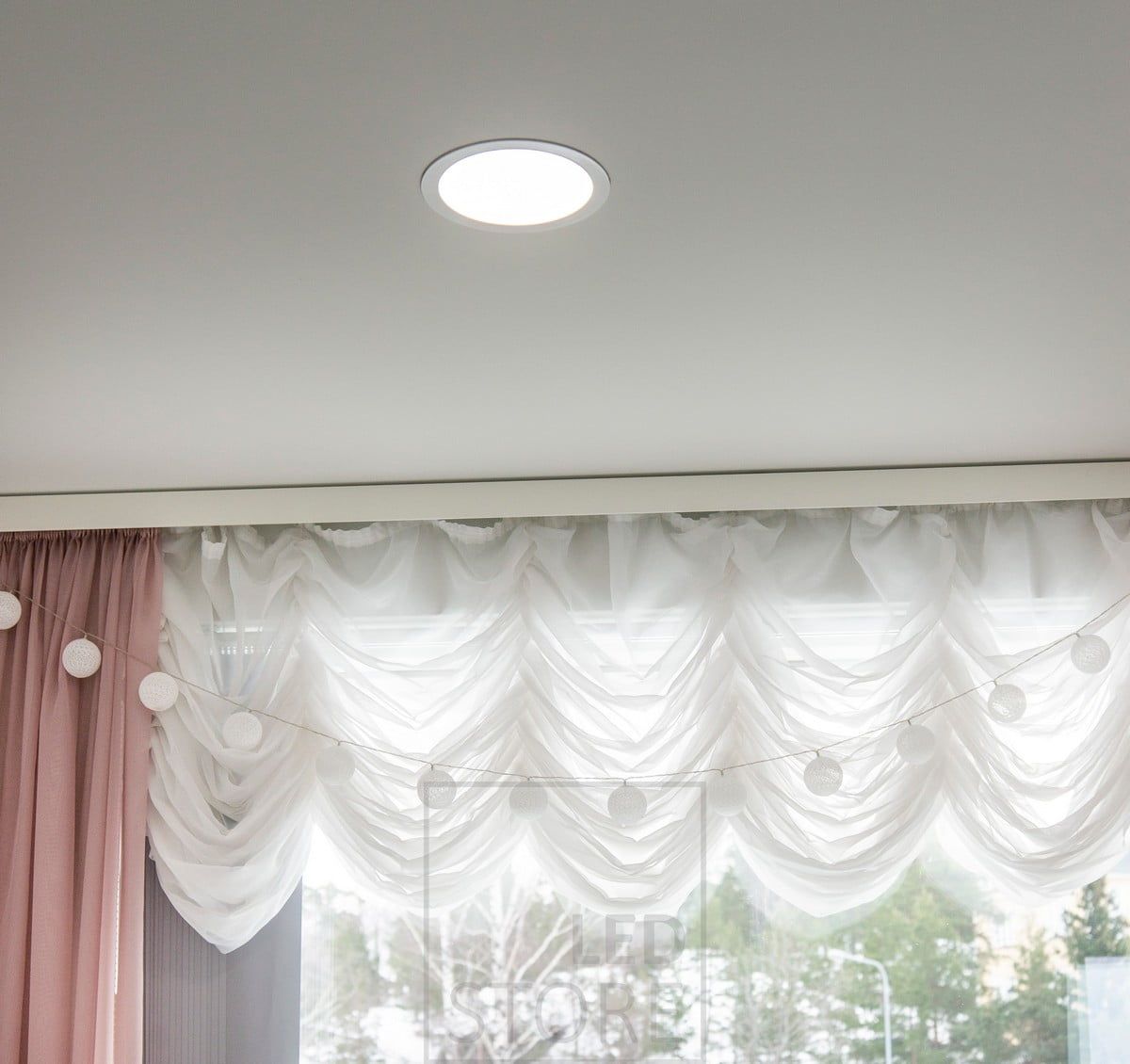 Round LED panels as high quality general lighting, illuminating with uniform light. The luminaires are versatile and suitable for both indoor and outdoor areas of the home. Ledstore.fi